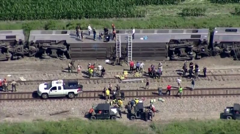 Po srážce s popelářským autem vykolejil v USA vlak, mrtví a 50 zraněných